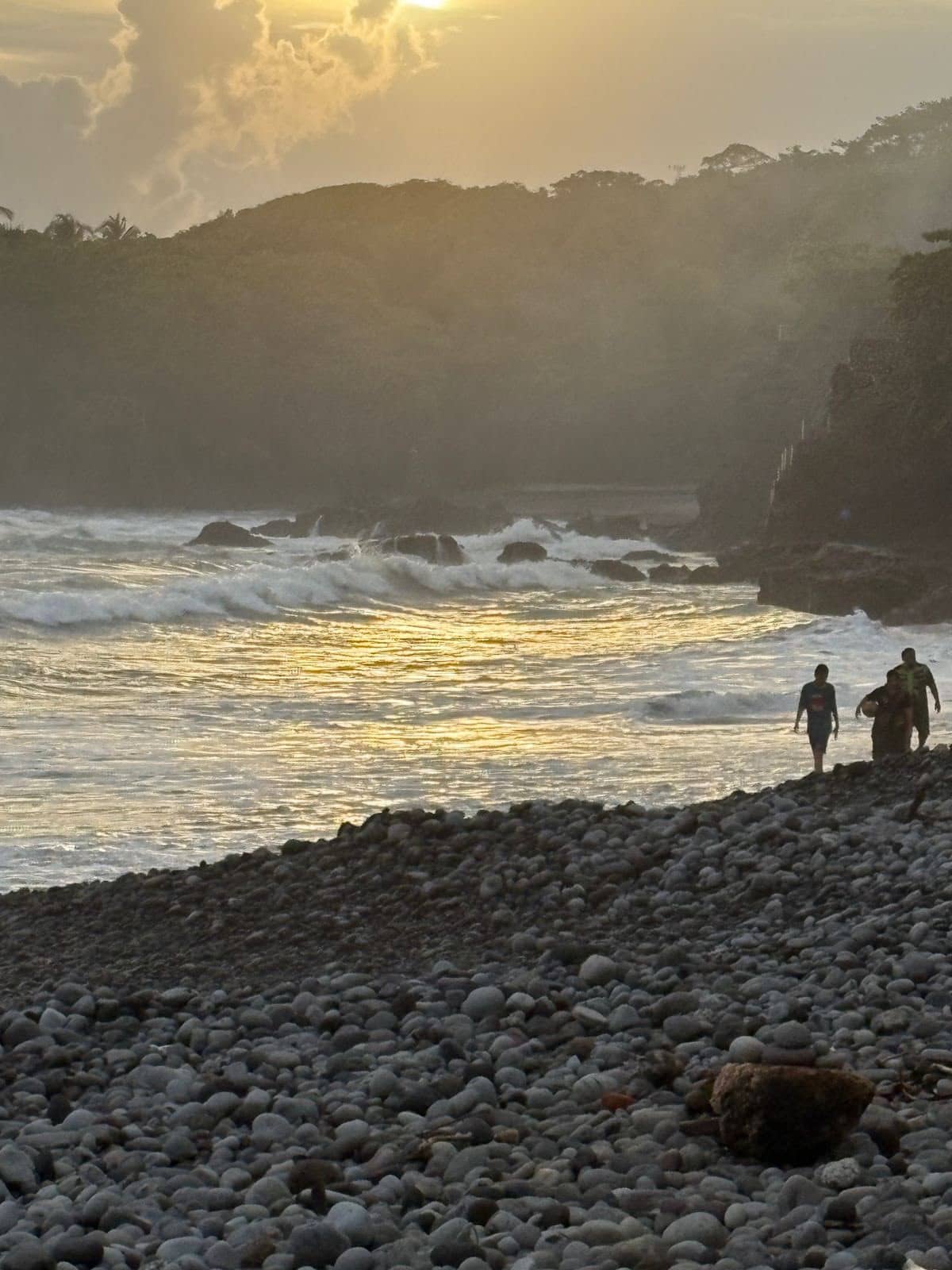 Costa rocosa con luz cálida, fotografía de ambiente