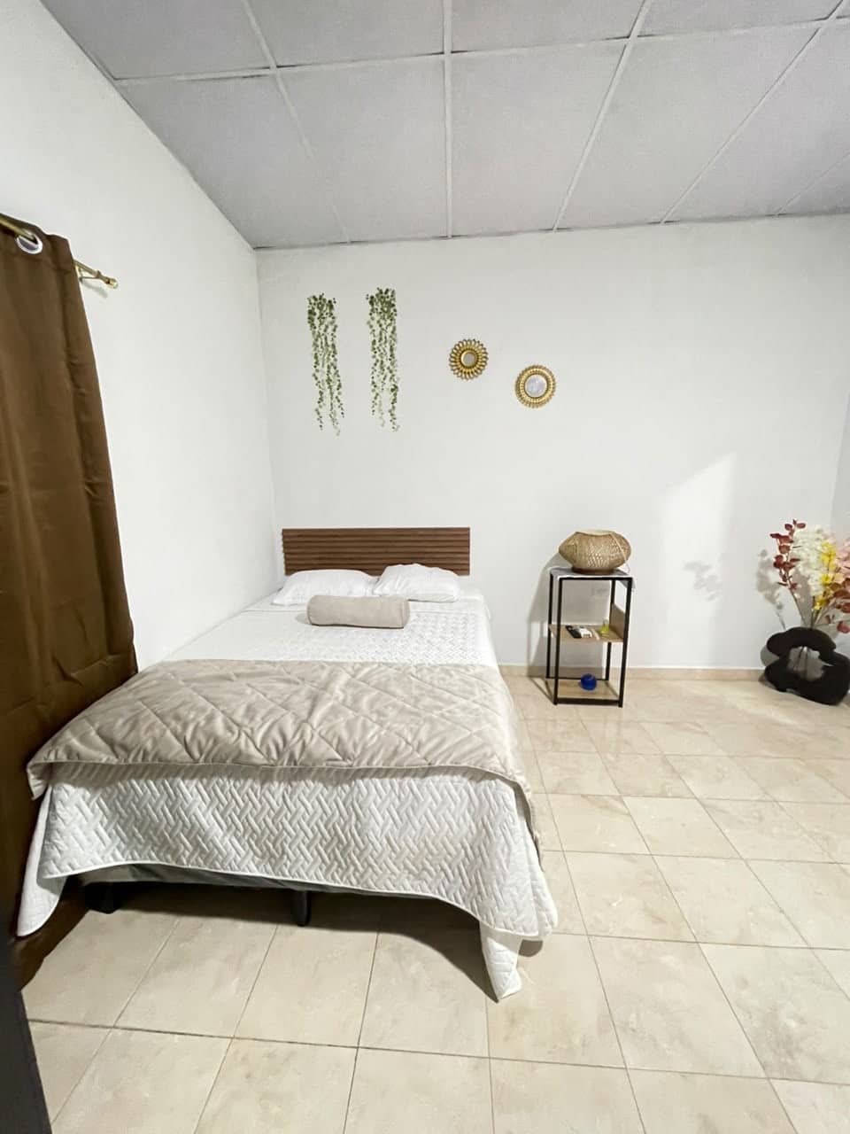Habitación con cama y ropa de cama clara
