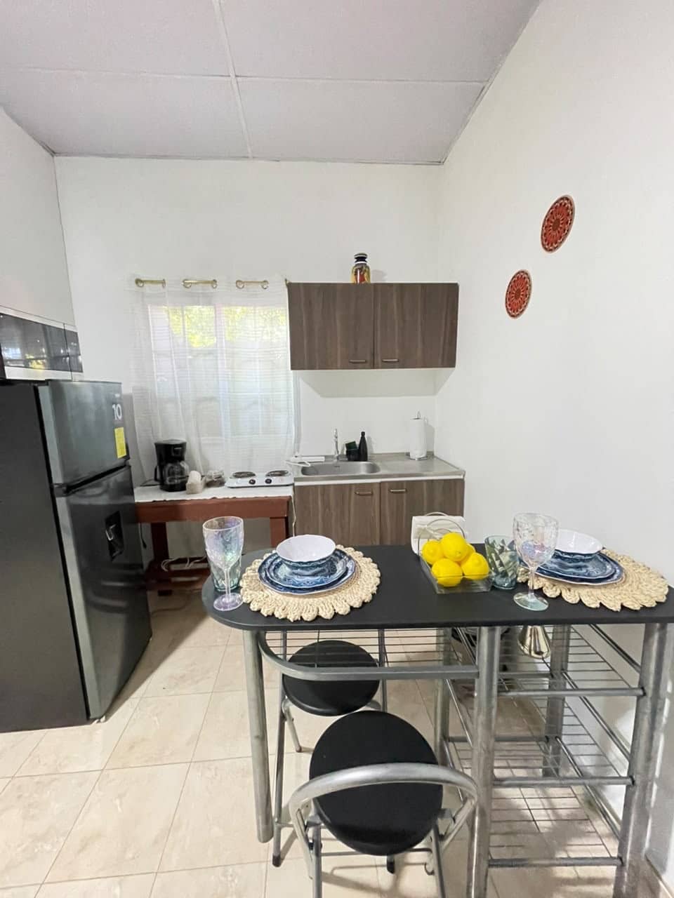 Espacio interior con mesa y área de cocina